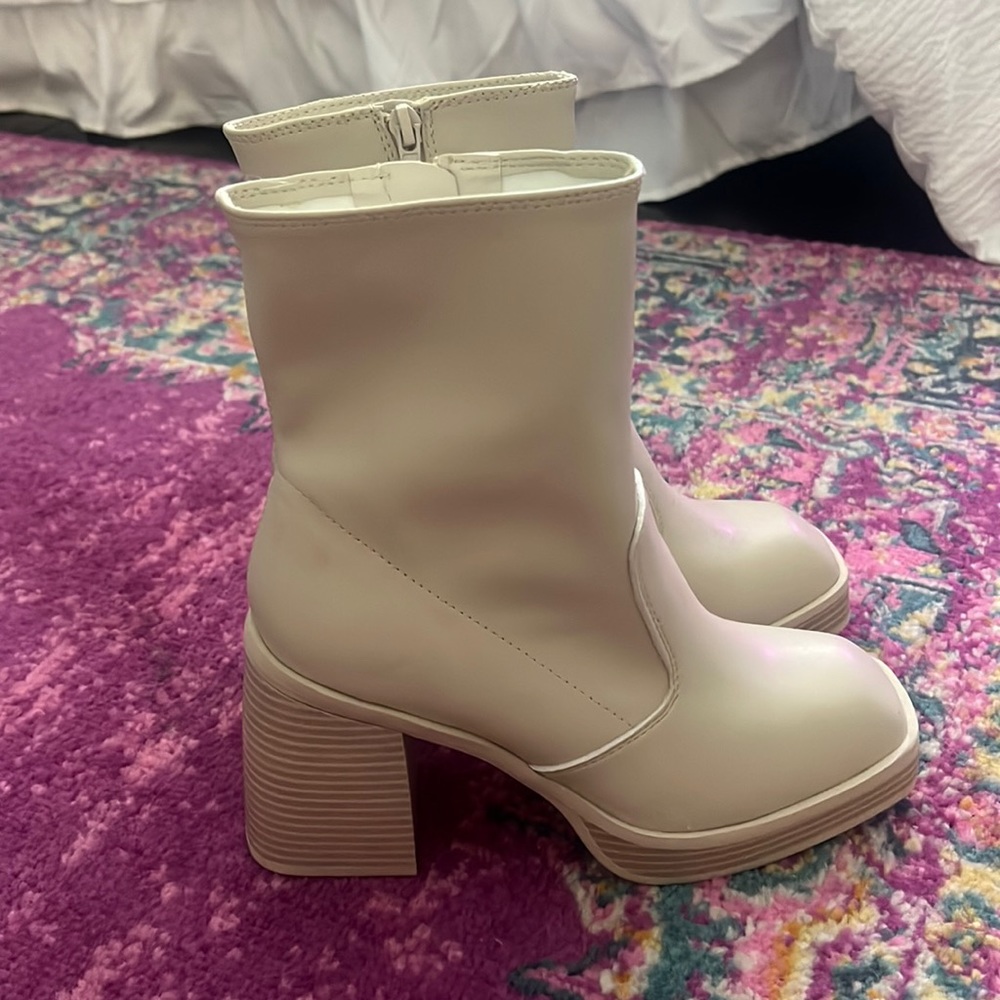 White/cream MIA altard state boots